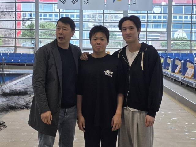 (왼쪽 첫 번째부터) 경북도체육회 박인호 수구 감독, 윤시우, 이시덕. 경북도체육회 제공