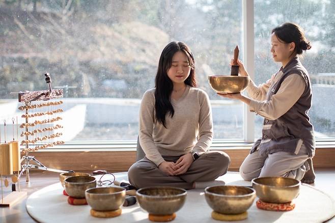 ▲ 숲이 건네는 위로 K-산림치유 인기(치유문화센터 싱잉볼 명상)