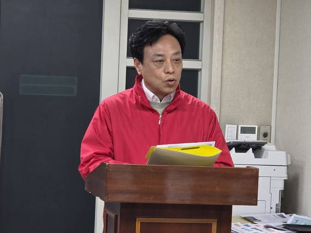 최기영 봉화군수 예비후보가 18일 오전 봉화군청 브리핑룸에서 열린 기자회견에서 '여론조사 조작 의혹'과 관련한 입장을 밝히고 있다. 박완훈 기자