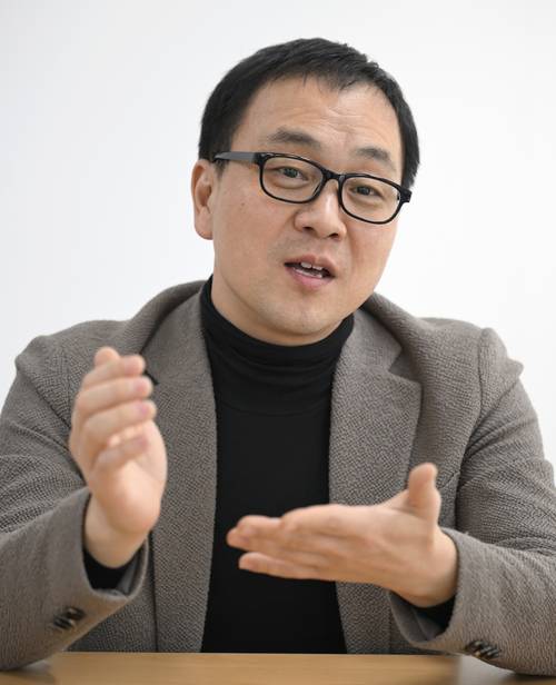여옥 대구 달성군 유가읍행정복지센터 주무관이 남극 고유지명 공모전 대상작 청해봉에 담긴 의미를 설명하고 있다. 이윤호기자 yoonhohi@yeongnam.com