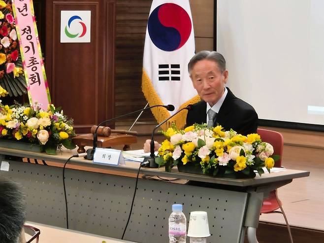 18일 대구 서구 염색산업단지관리공단 3층 대회의실에서 열린 염색공단 제46기 정기총회에 참석한 박광렬 공단 이사장이 참석자들과 소통하고 있다. 이승엽기자