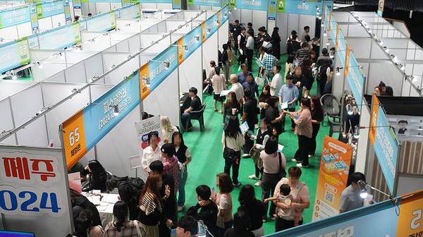 지난달 제주지역 취업자 수가 3년3개월만에 최대치를 기록한 것으로 나타났다. 주로 고령층이 끌어올린 결과지만 고용한파의 중심에 있던 청년층과 건설업종 고용사정도 개선흐름이 이어진다. 사진은 2024년&nbsp;도민행복 일자리 박람회.&nbsp;