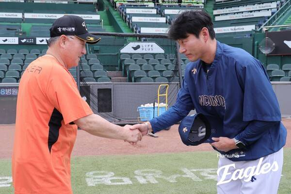 김경문 감독과 강인권 코치(사진=한화)