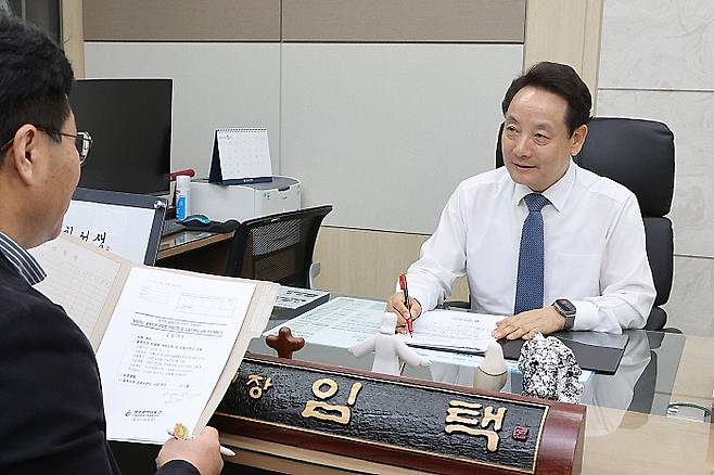 18일 오전 임택 광주 동구청장이 ‘골목상권 맞춤형 교육 및 공동브랜딩 개발 사업’을 결재한 뒤 오후 예비후보 등록과 함께 직무가 정지됐다. 광주 동구 제공