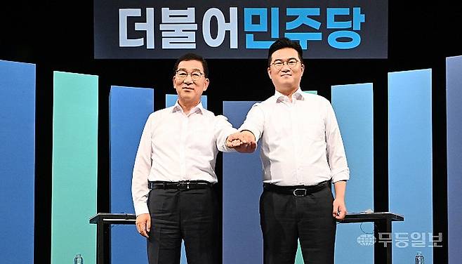 신정훈, 정준호 더불어민주당 전남광주특별시장 경선후보가 18일 광주MBC 스튜디오에서 TV토론회에 앞서 포즈를 취하고 있다.
양광삼기자 ygs02@mdilbo.com