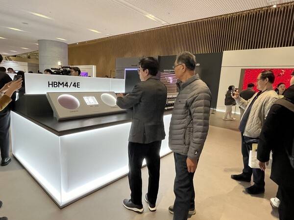 삼성전자 제57기 정기 주주총회에서 주주들이 AI 반도체존을 둘러보고 있다.[출처=김신혜 기자]