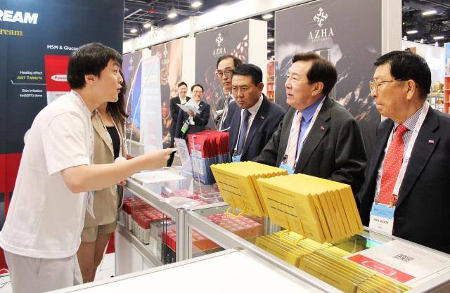 김기문 중소기업중앙회장(왼쪽 2번)이 17일(현지시간) 미국 라스베이거스 컨벤션센터에서 열린 'ASD 마켓 위크'에서 중소기업 단체관을 둘러보고 있다. [사진=중기중앙회]