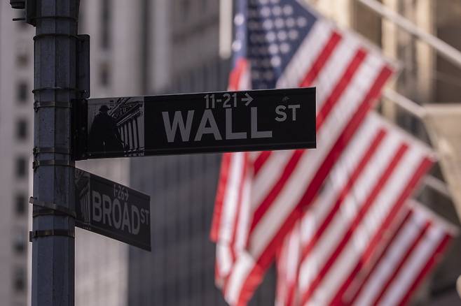 미국 뉴욕증권거래소(NYSE) 옆에 ‘월가’ 표지판이 걸려 있다. 뉴욕/AP뉴시스