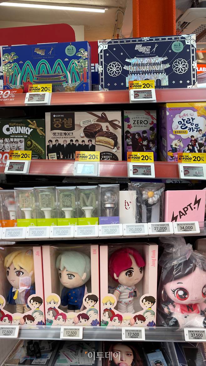 서울 중구 명동에 들어선 이마트24 특화 점포 'K푸드랩' 1층에 진열된 K팝 굿즈(황민주 기자 minchu@)