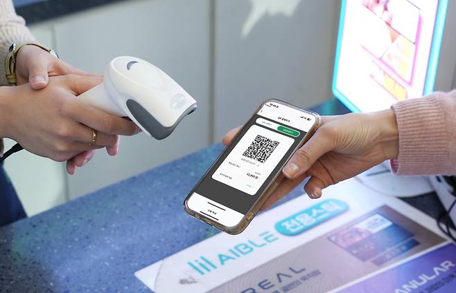 세븐일레븐에서 '디지털화폐'를 사용하는 장면.(사진제공=세븐일레븐)