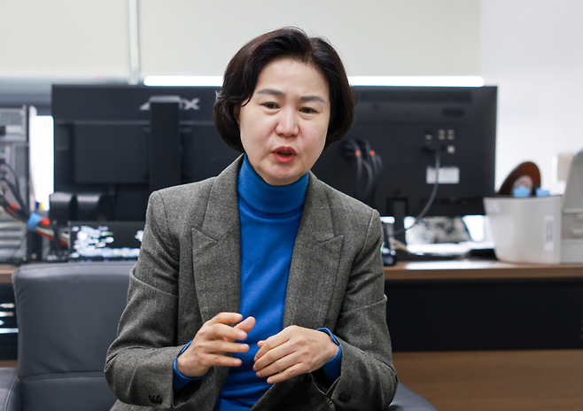 김수영 한국노인인력개발원장이 지난 13일 서울 중구에 위치한 한국노인인력개발원 서울지역본부 사무실에서 본지와 인터뷰를 하고 있다. 김 원장은 "노인 일자리는 더 이상 단순한 복지 정책이 아니라 국가 지속가능성을 좌우하는 중요한 사회 인프라"라고 힘주어 말했다.[사진=한국노인인력개발원]