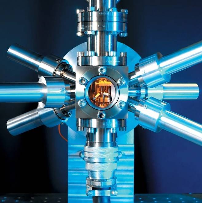 ▲스트론튬 광학 시계. 현재 초의 정의 기준이 되는 세슘 시계보다 초당 약 5만 배 더 많은 진동을 발생시킨다.(사진=미국 국립물리연구소)