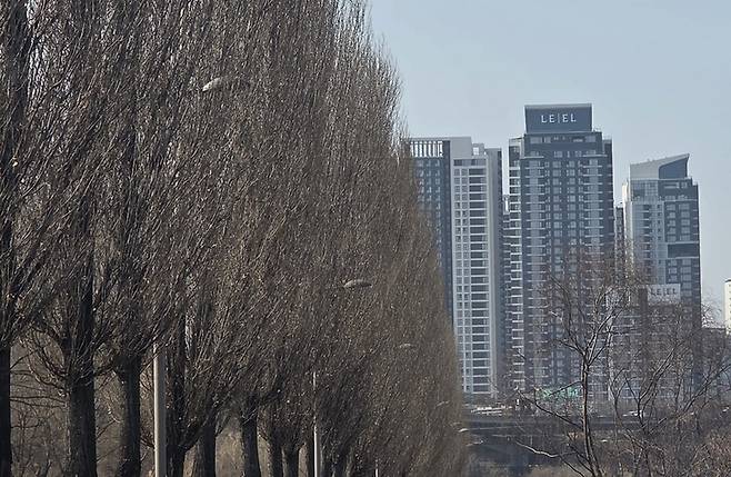 ▲서울 강남구 청담동 '청담 르엘' 아파트 전경. 공사비 정산을 둘러싸고 시공사 롯데건설과 조합 간 갈등이 불거지고 있다. 사진=장혜원 기자