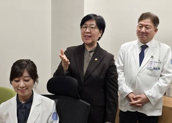 정은경 장관(가운데)이 음성인식 AI 솔루션에 대한 소회를 말하고 있다.&nbsp;