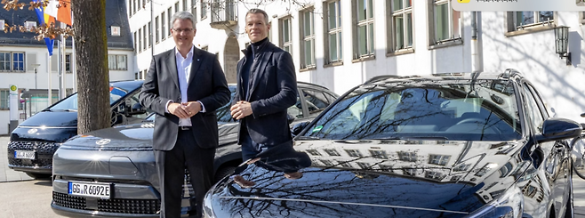 패트릭 버가트(Patrick Burghardt) 뤼셀스하임 시장(왼쪽)과 안드레아스 쥔슈타인(Andreas Zürnstein) 현대차 독일법인장이 기념사진을 촬영 중이다. (사진=현대자동차)