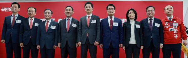 6·3 지방선거 대구시장에 도전하는 국민의힘 예비후보들이 10일 서울 영등포구 여의도 국민의힘 중앙당사에서 열린 광역단체장 후보 면접에 참석하며 기념 촬영하고 있다. 왼쪽부터 국민의힘 최은석·추경호·윤재옥 의원, 주호영 국회부의장, 유영하 의원, 이재만 전 대구 동구청장, 이진숙 전 방송통신위원장, 홍석준 전 의원, 김한구 전 달성군 새마을협의회 감사. 2026.3.10. 연합뉴스