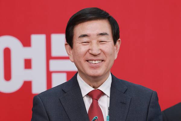 6·3 지방선거 충북도지사에 도전하는 조길형 전 충주시장이 11일 서울 영등포구 여의도 국민의힘 중앙당사에서 열린 광역단체장 후보 면접을 마치고 취재진 질문에 답하고 있다. 2026.3.11. 연합뉴스