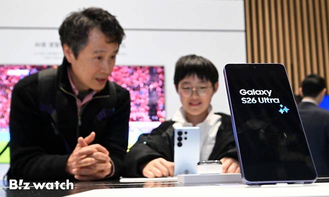 18일 경기 수원시 영통구 수원컨벤션센터에서 열린 '제57기 삼성전자 정기주주총회'에서 주주들이 갤럭시S26 시리즈를 보고 있다.