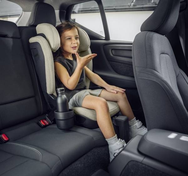 발받침 일체형 설계가 적용된 툴레 주니어 카시트 '팜'.&nbsp;ⓒ툴레