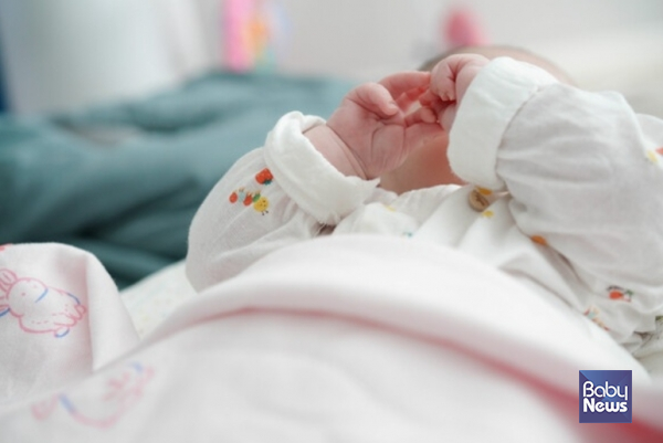한국보건사회연구원이 최근 발간한 '국외 인구정책 사례 연구' 보고서에 따르면, 현재 동거 중인 파트너나 연인, 배우자와 법률혼 관계에 있는 응답자를 제외하고 결혼 의향을 조사한 결과, '결혼할 생각이 있다'고 응답한 비율은 한국이 52.9%로 조사 대상 국가 중 가장 높았다. ⓒ베이비뉴스
