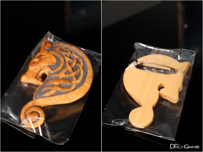 회색갈기 진영 심볼 브로치. 나무 질감을 살린 플라스틱 재질이다.