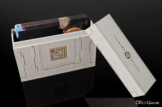 어비스 조각 모양 박스는 스틸 케이스, 브로치, 편지와 홀로그램 카드 등이 들어있다.