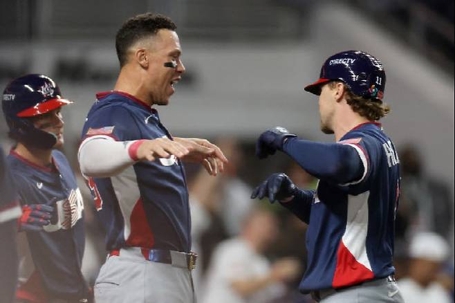 미국의 애런 저지가 홈런을 친 뒤 코칭스태프와 몸을 부딪히고 있다. 사진=AFPBBNews