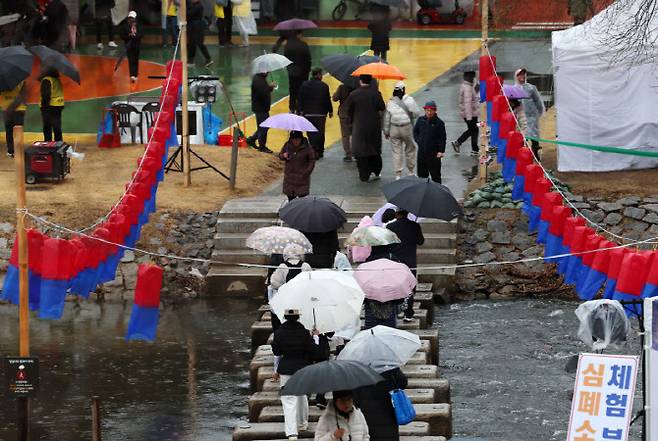 지난 2일 오후 서울 서초구 양재천에서 우산을 쓴 시민들이 걸어가고 있다.(사진=뉴시스)
