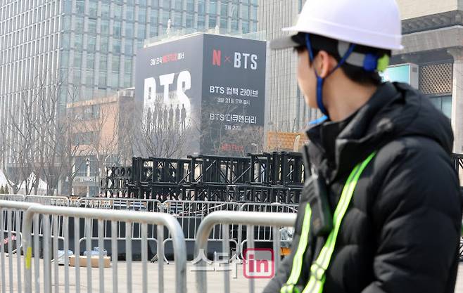 서울 광화문광장에 방탄소년단(BTS)의 컴백 라이브 공연 무대가 설치되고 있다. (사진=방인권 기자)