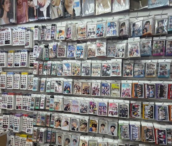 지식재산처 상표경찰이 적발한 K팝 아이돌 상표를 무단 사용한 불법 굿즈. (사진=지식재산처 제공)