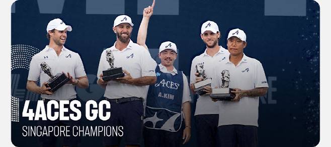 앤서니 김이 활동하는 4에이시스GC 선수들이 싱가포르 대회에서 단체전 우승을 차지한 뒤 트로피를 들고 시상대에 올랐다. (사진=LIV Golf)