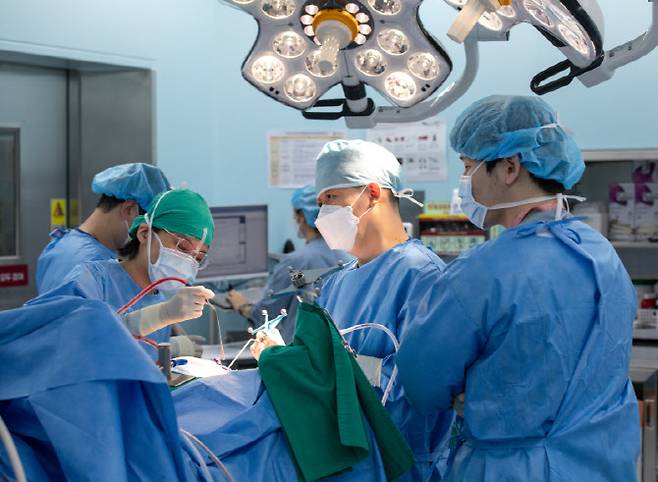김상대(오른쪽에서 두번째) 고려대 안산병원 뇌종양센터장이 뇌종양 수술을 집도하고 있다. (사진= 고려대의료원)