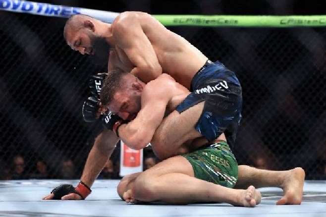 함자트 치마예프(위). 사진=UFC