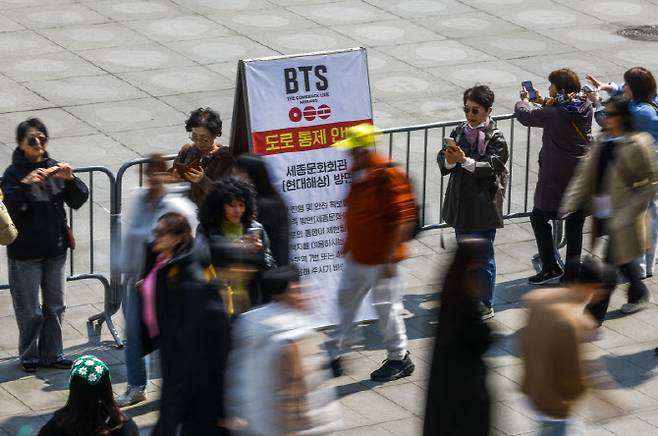 방탄소년단(BTS)의 서울 광화문광장 컴백 공연을 앞둔 17일 서울 종로구 광화문광장이 통제되어 있다.(사진=연합뉴스)