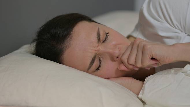 밤이나 새벽에 기침이 심해진다면 천식을 의심해봐야 한다｜출처: 게티이미지뱅크