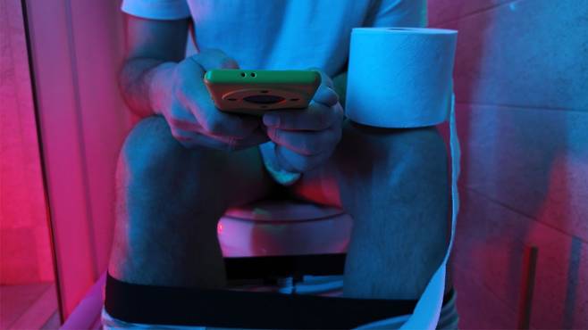 화장실에서 스마트폰을 사용하는 것만으로 치질 발생 위험이 1.46배 높았다｜출처: 게티이미지뱅크