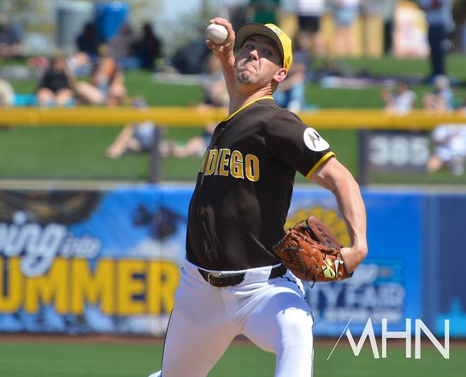 (샌디에이고 선발투수로 변신한 워커 뷸러가 17일(한국시간) 샌프란시스코를 상대로 스프링캠프 홈경기에서 역투하고 있다)