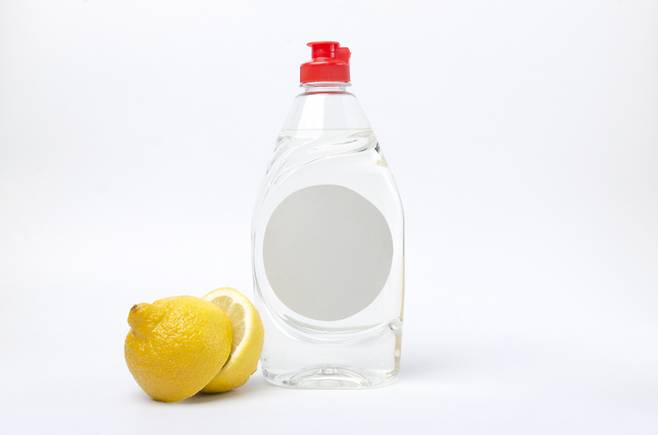 락스 대신 레몬과 식초를 사용하면 호흡기 건강 등을 지킬 수 있다. 사진=게티이미지뱅크