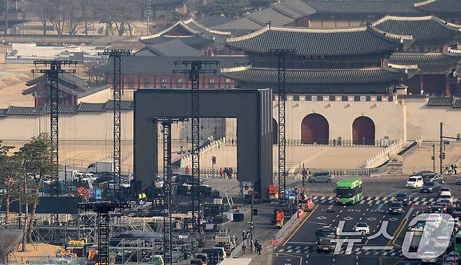 방탄소년단(BTS) 컴백 공연을 나흘 앞둔 17일 오전 서울 광화문광장에서 공연 무대 설치 작업이 분주하게 진행되고 있다. ⓒ 뉴스1 박지혜 기자