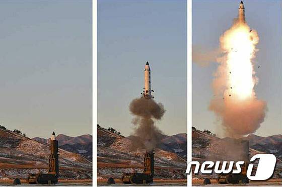 북한의 신형 중거리탄도미사일(IRBM)인 북극성-2가 지난 2017년 2월 12일 평안북도 구성시 인근 지역에서 하늘로 솟구쳐 오르고 있다. (노동신문) 2017.2.13 ⓒ 뉴스1