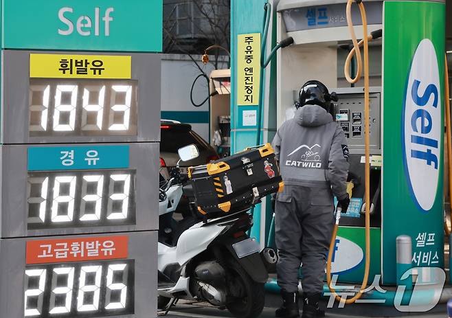 석유 최고가격제 시행 닷새째인 17일 서울시내의 한 주유소에서 시민이 기름을 넣고 있다. 2026.3.17 ⓒ 뉴스1 이호윤 기자