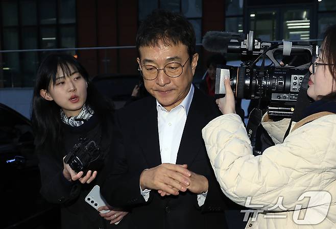 음주운전을 시인한 배우 이재룡이 서울 강남경찰서 교통조사계에서 피의자 신분으로 조사를 받고 나와 차량으로 이동하고 있다. 2026.3.10 ⓒ 뉴스1 박정호 기자