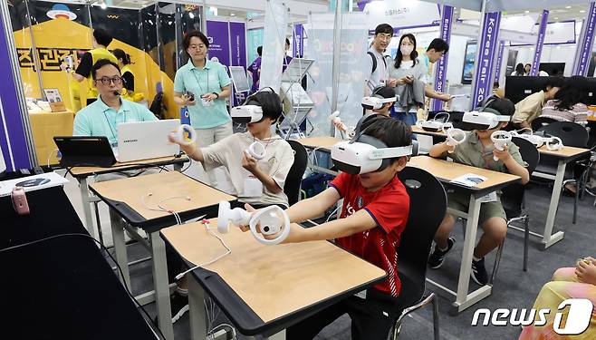 에듀테크 코리아 박람회를 찾은 학생들이 VR기술을 이용한 수업을 체험하고 있다. (사진은 기사 내용과 무관함) / 뉴스1 ⓒ 뉴스1 박지혜 기자
