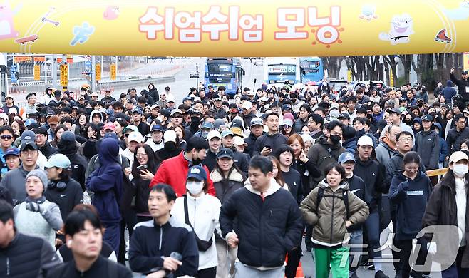 14일 오전 서울 영등포구 여의도공원 일대에서 열린 '쉬엄쉬엄 모닝'에서 시민들이 운동을 하고 있다. '쉬엄쉬엄 모닝'은 도심 도로 공간을 시민에게 개방하는 서울형 생활체육 프로그램으로 이날 처음으로 개최됐다. 2026.3.14 ⓒ 뉴스1 최지환 기자