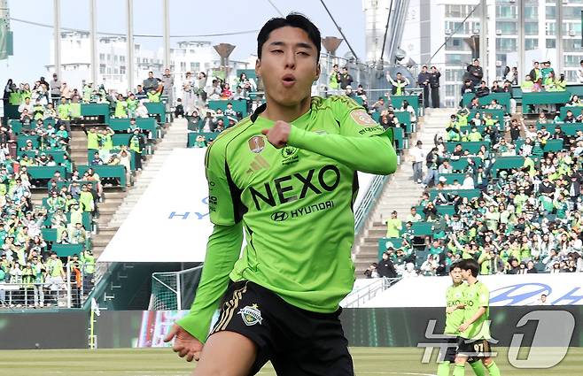 1일 전북 전주시 전주월드컵경기장에서 열린 하나은행 K리그1 2026 전북현대와 부천FC의 경기에서 전북현대 이동준이 골을 넣고 환호하고 있다. 2026.3.1 ⓒ 뉴스1 유경석 기자