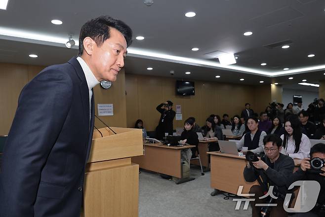 오세훈 서울시장이 6·3지방선거 국민의힘 서울시장 후보자 추가 공천 접수 마감일인 17일 오후 서울시청 브리핑룸에서 공천 신청과 관련한 입장을 밝힌 후 자리를 뜨고 있다. 오 시장은 이 자리에서 "서울시민에 대한 책임감과 선당후사의 정신으로 국민의힘 서울시장 후보 등록을 한다＂고 밝혔다. 2026.3.17 ⓒ 뉴스1 오대일 기자