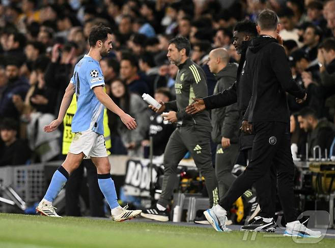 맨체스터 시티 미드필더 베르나르두 실바가 18일(한국시간) 열린 레알 마드리드와 2025-26 UEFA 챔피언스리그 16강 2차전에서 전반 20분 만에 핸드볼 파울로 퇴장당했다. ⓒ AFP=뉴스1