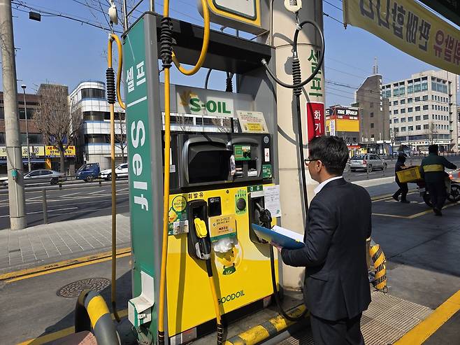 도봉구 지역 내 한 주유소에서 최고가격제 위반 여부 등을 점검하고 있다.(도봉구 제공)