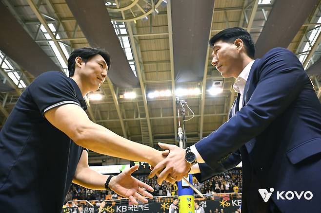 최종전에서 '끝장 승부'를 벌일 KB손해보험 하현용 감독대행과 한국전력 권영민 감독. (KOVO 제공)