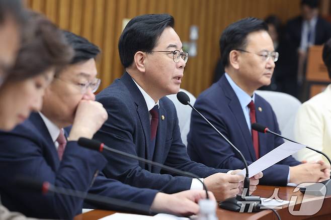 송언석 국민의힘 원내대표가 17일 서울 여의도 국회에서 열린 원내대책회의에서 발언하고 있다. 2026.3.17 ⓒ 뉴스1 신웅수 기자